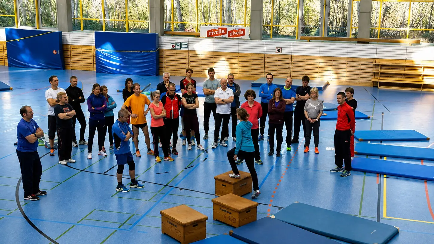 Praxisworkshop mit Teilnehmenden auf einer Laufbahn
