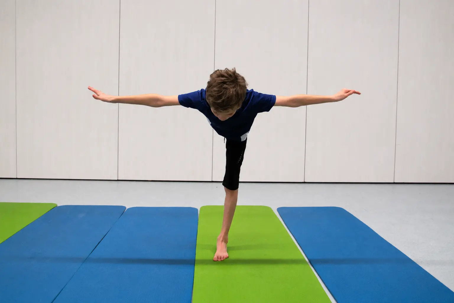 Athletin übt eine Standwaage als Koordinations- und Stabilitätsübung