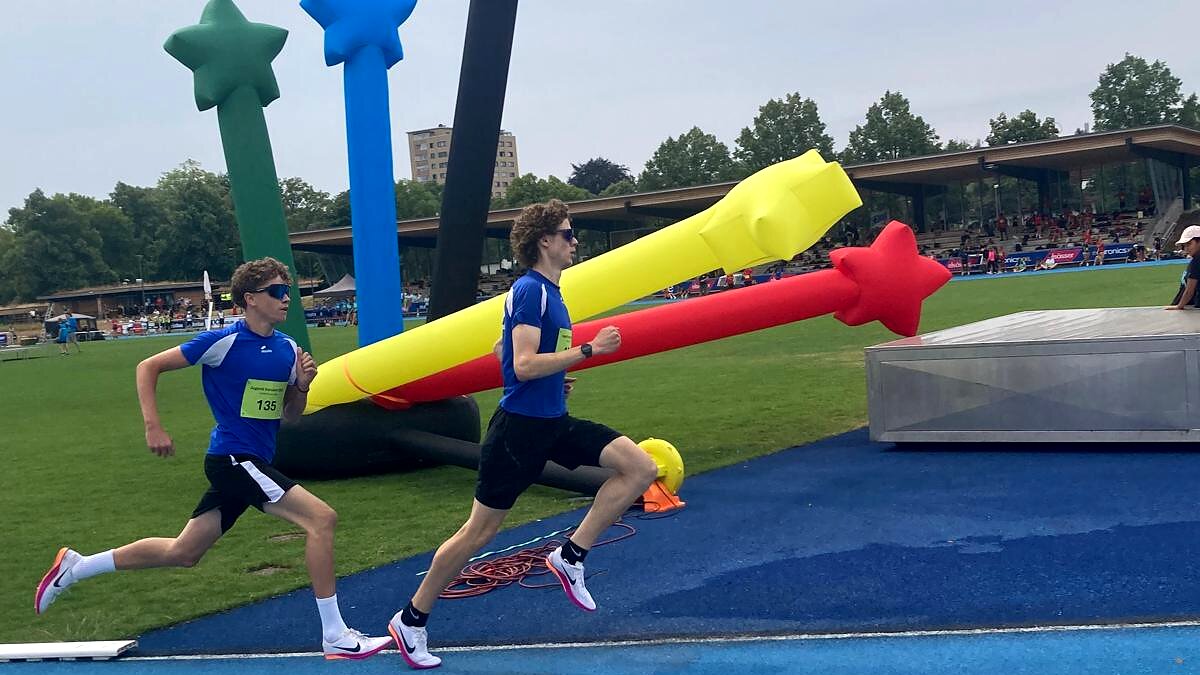 Zwei junge Läufer im Wettkampf auf der Laufbahn