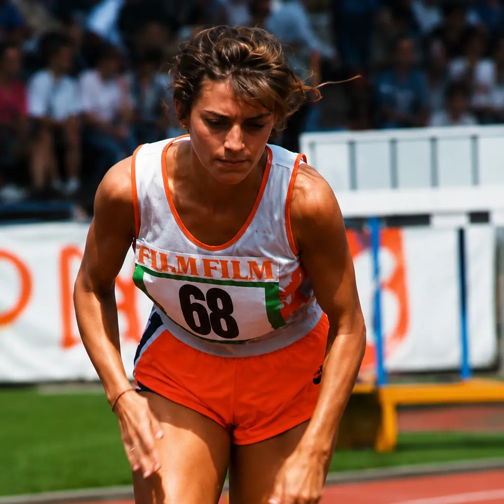 Dr. Verena Fenner bei einer sportwissenschaftlichen Untersuchung von Bein und Fuß
